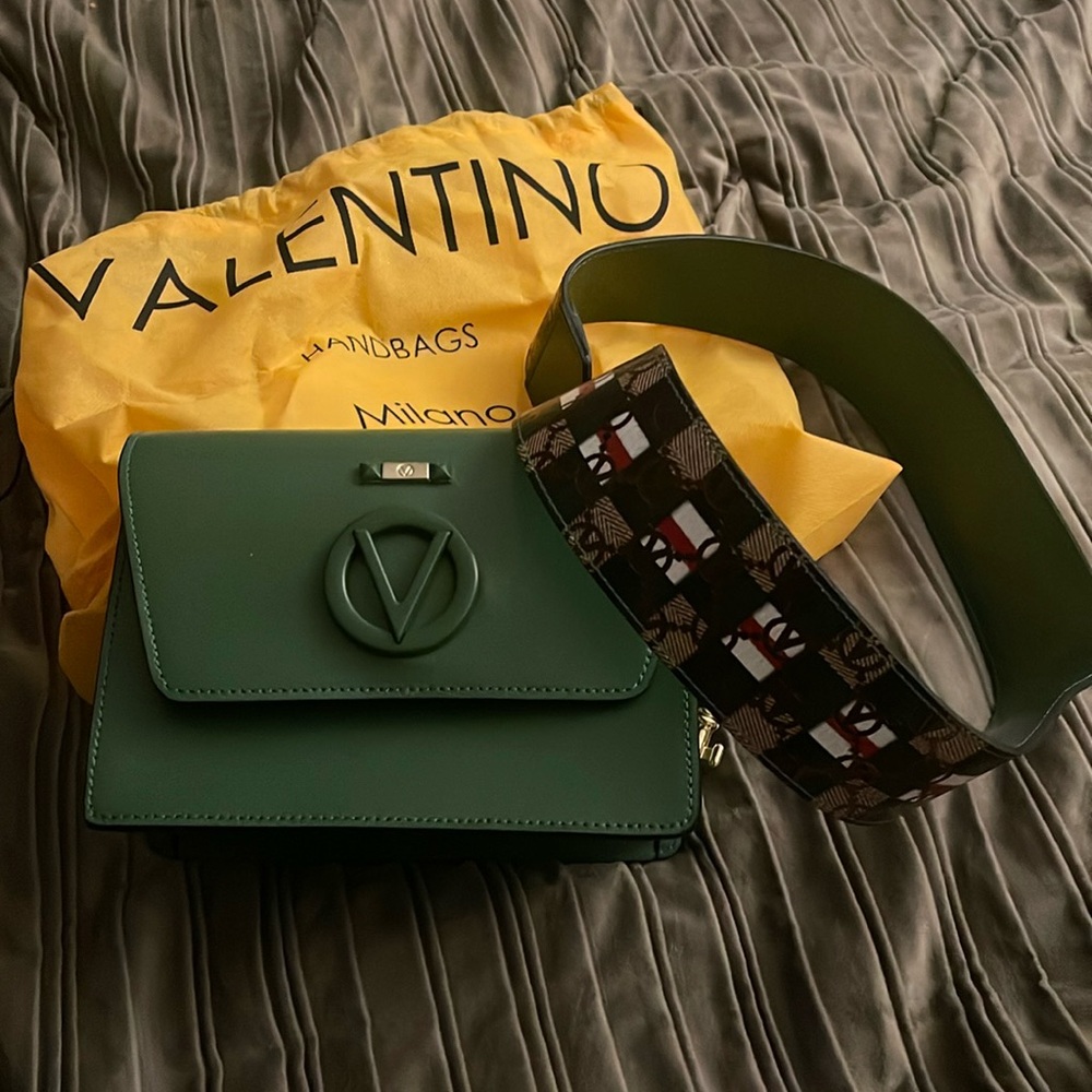 I am selling a Valentino bag. Beautiful bag!
